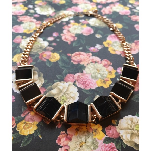Black and gold geometric necklace - Picture 2 of 3